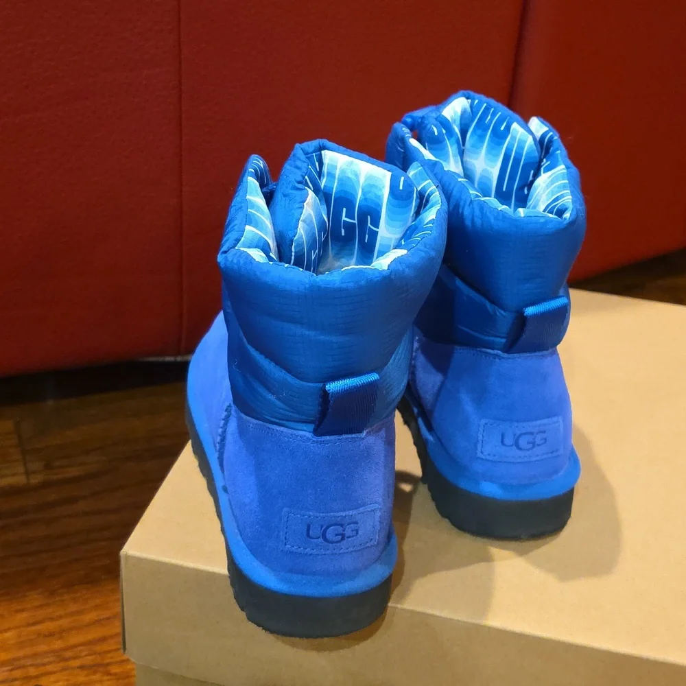 New In Box UGG Kids Classic Maxi Toggle Size 5
